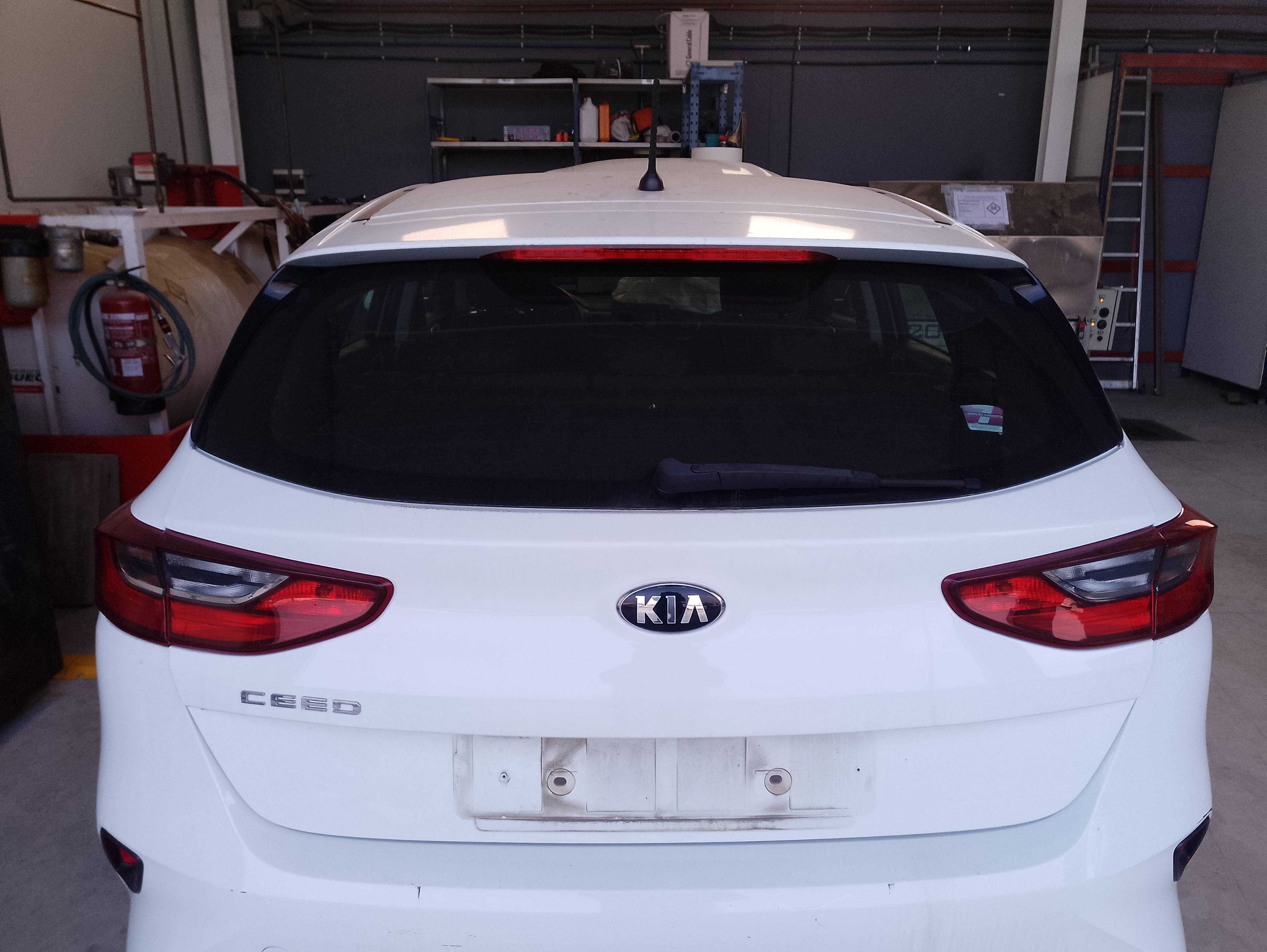 Recambio de porton trasero para kia ceed concept referencia OEM IAM 73700J7000  