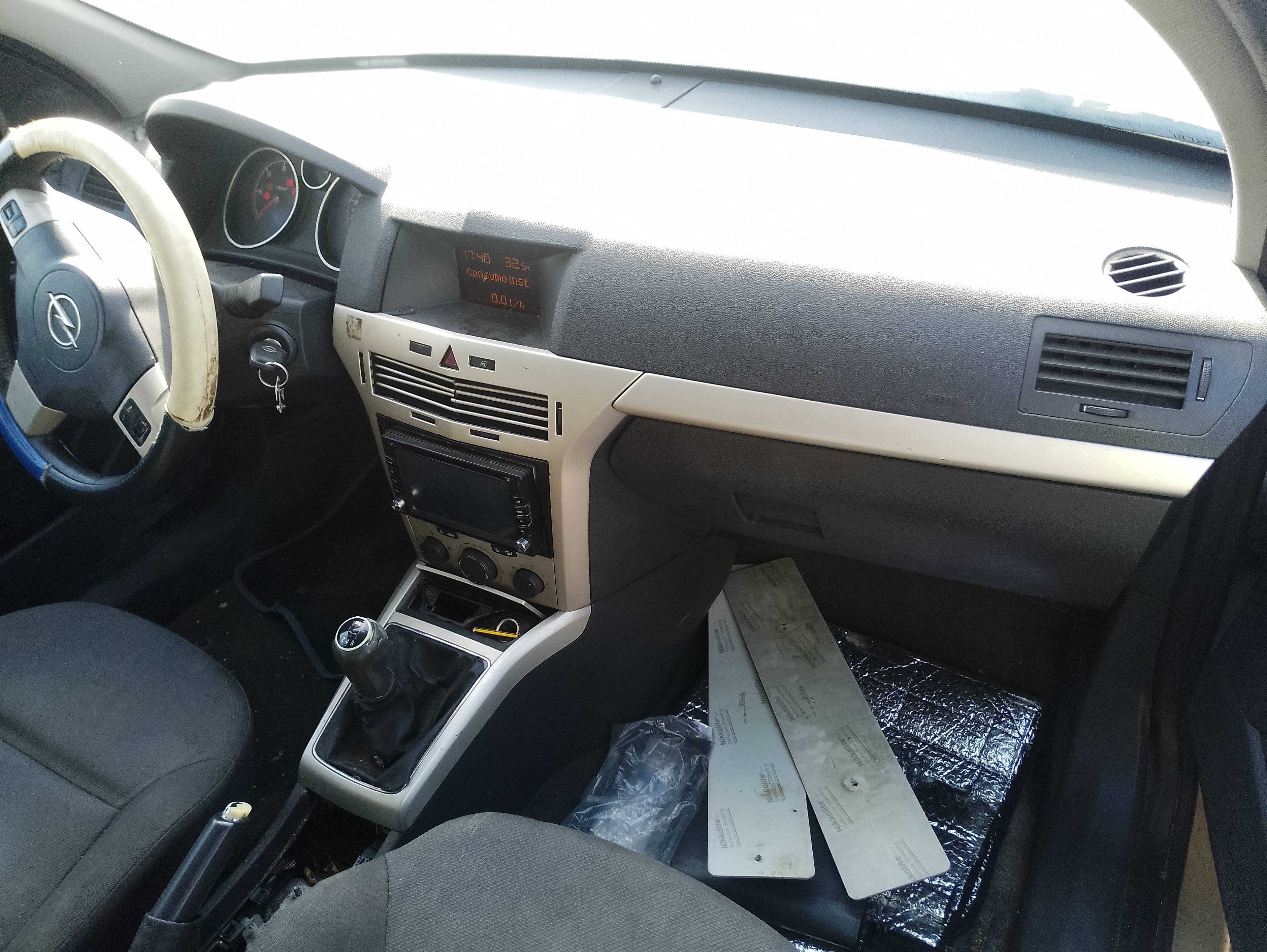 Recambio de salpicadero para opel astra h berlina cosmo referencia OEM IAM   