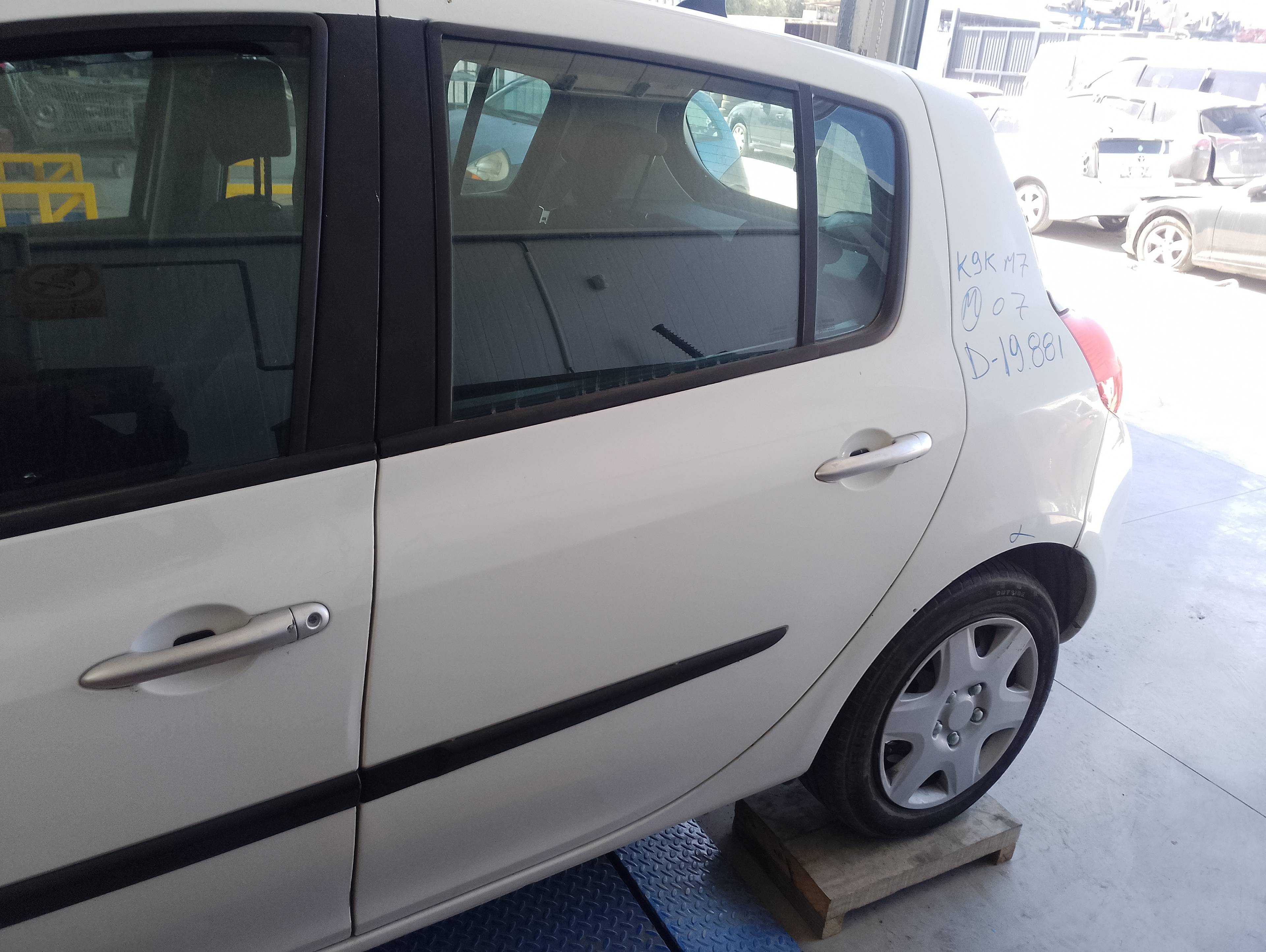 Recambio de puerta trasera izquierda para renault clio iii referencia OEM IAM   