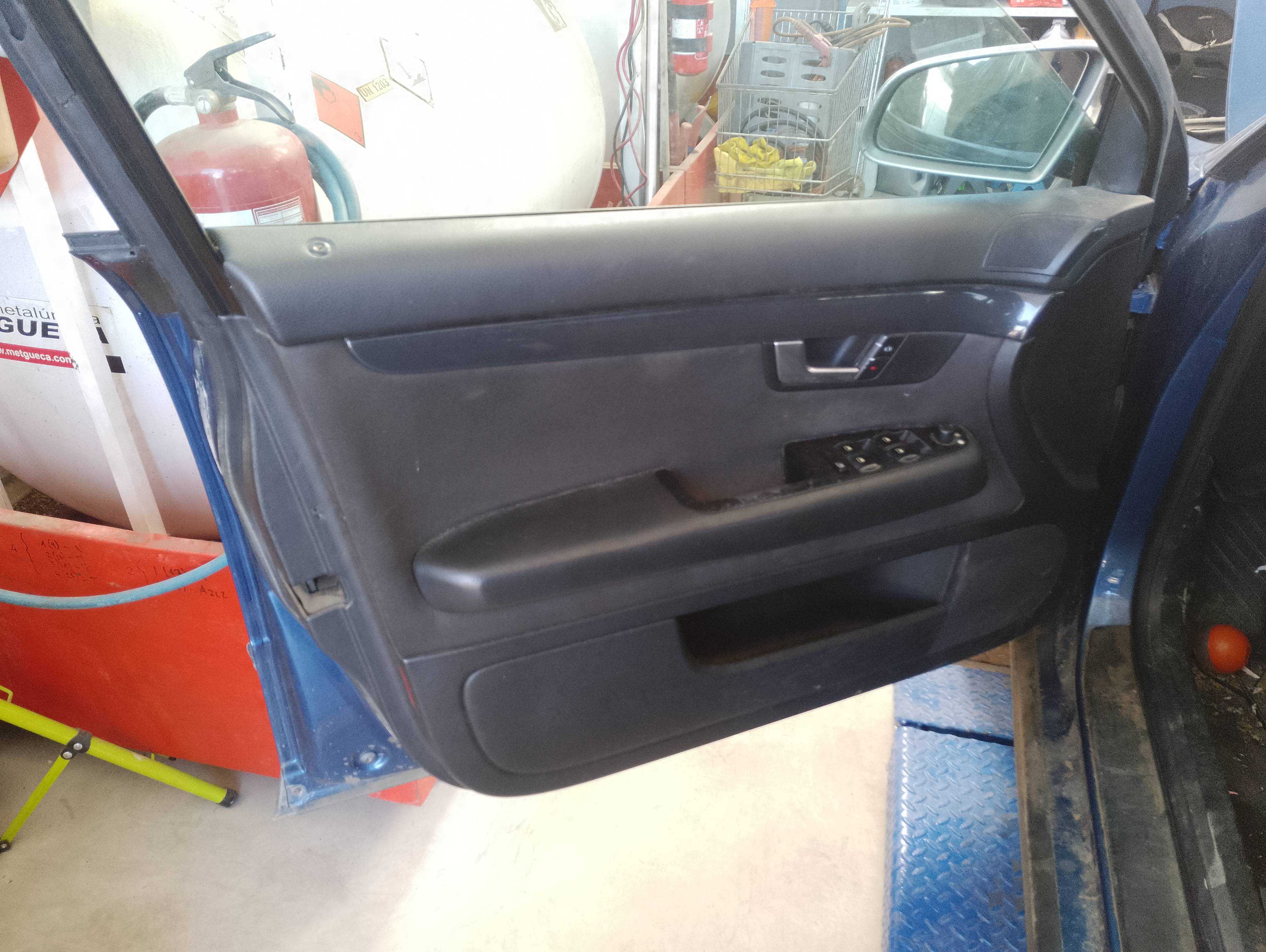 Recambio de guarnecido puerta delantera izquierda para audi a4 avant (8e) 1.9 tdi (96kw) referencia OEM IAM   