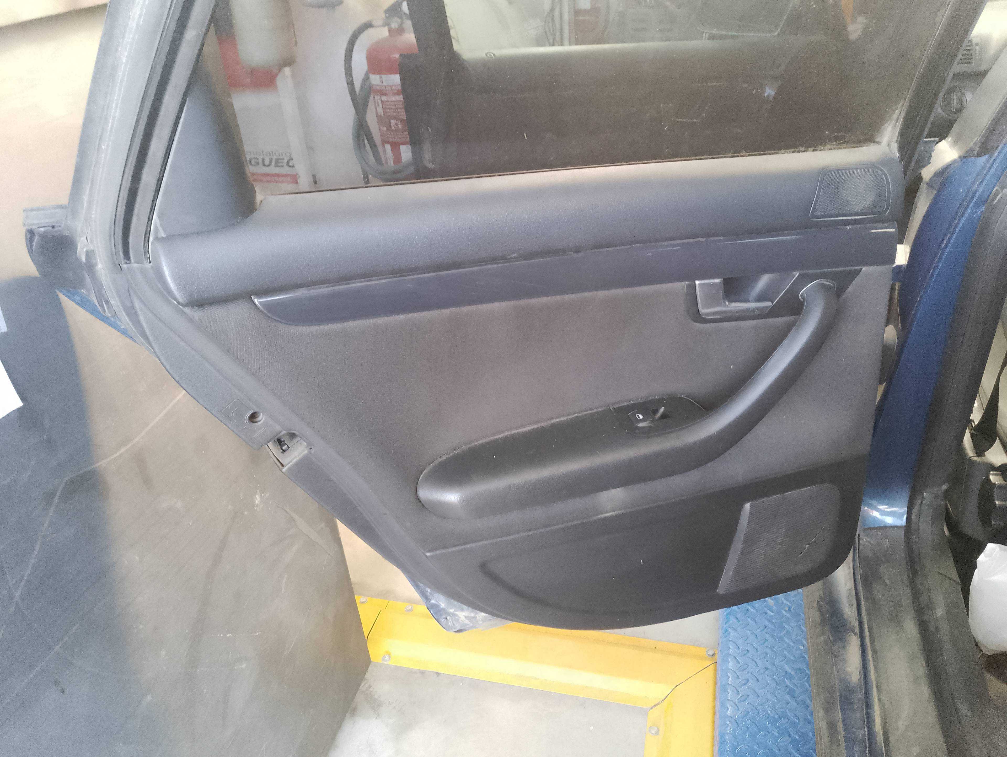 Recambio de guarnecido puerta trasera izquierda para audi a4 avant (8e) 1.9 tdi (96kw) referencia OEM IAM   