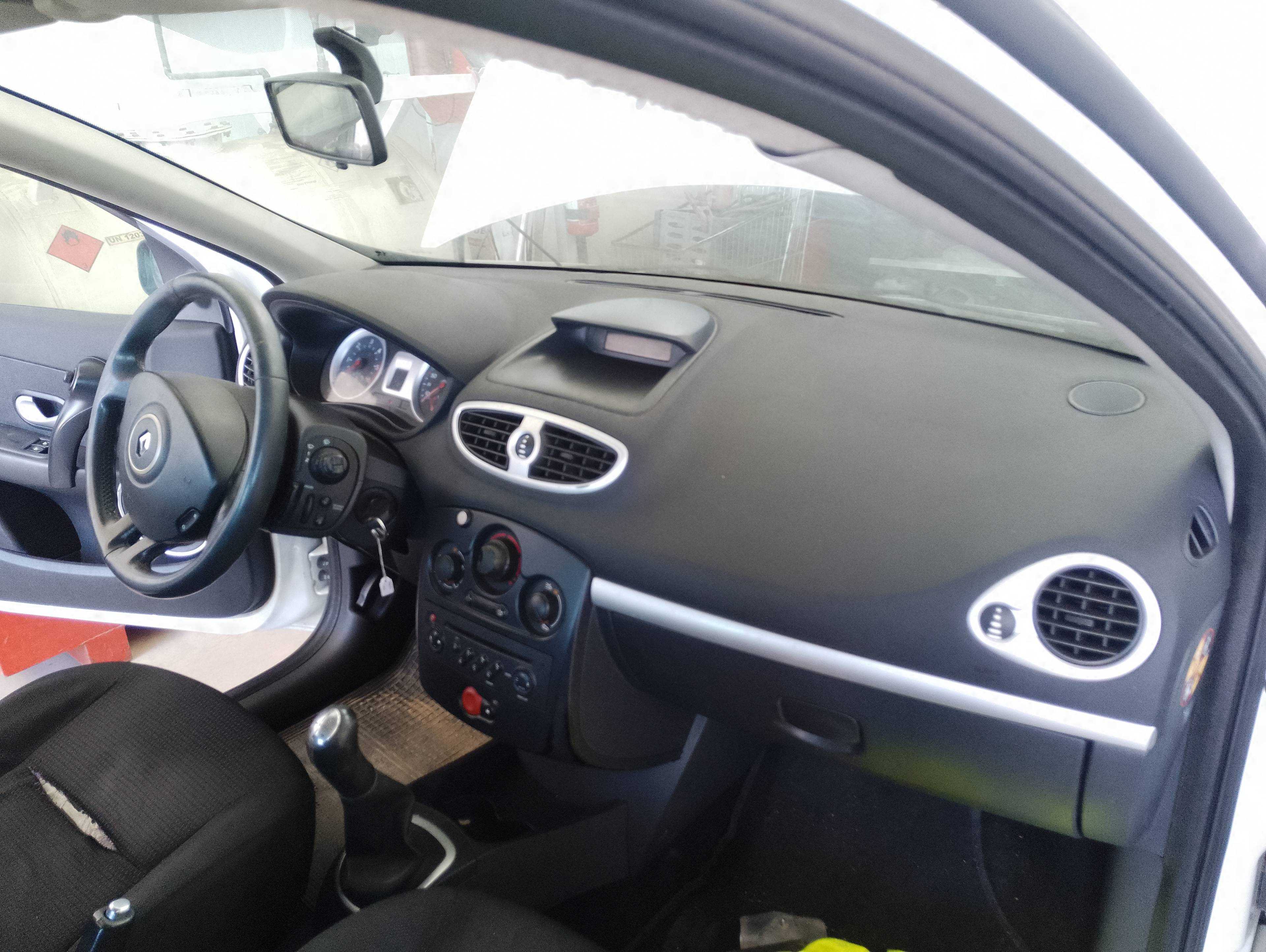 Recambio de salpicadero para renault clio iii referencia OEM IAM   