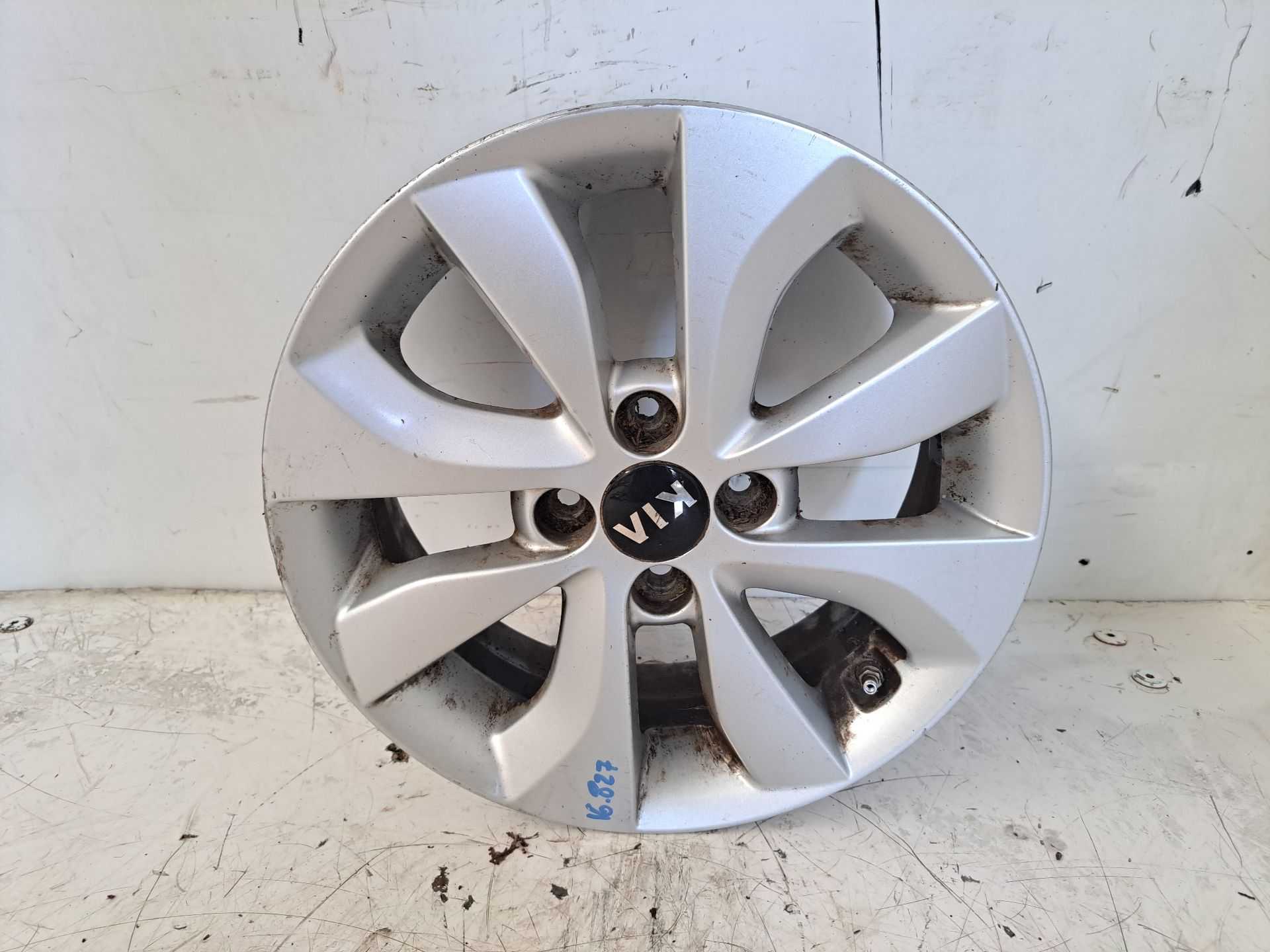 Recambio de llanta para kia rio basic referencia OEM IAM r15 529101w650 