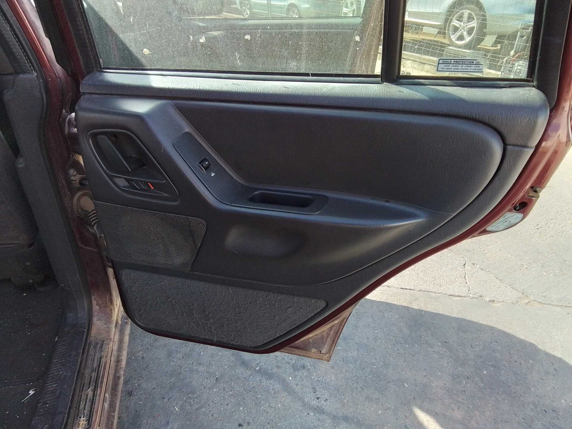 Recambio de guarnecido puerta trasera derecha para chrysler jeep gr.cherokee (wj/wg) 3.1 td laredo referencia OEM IAM   