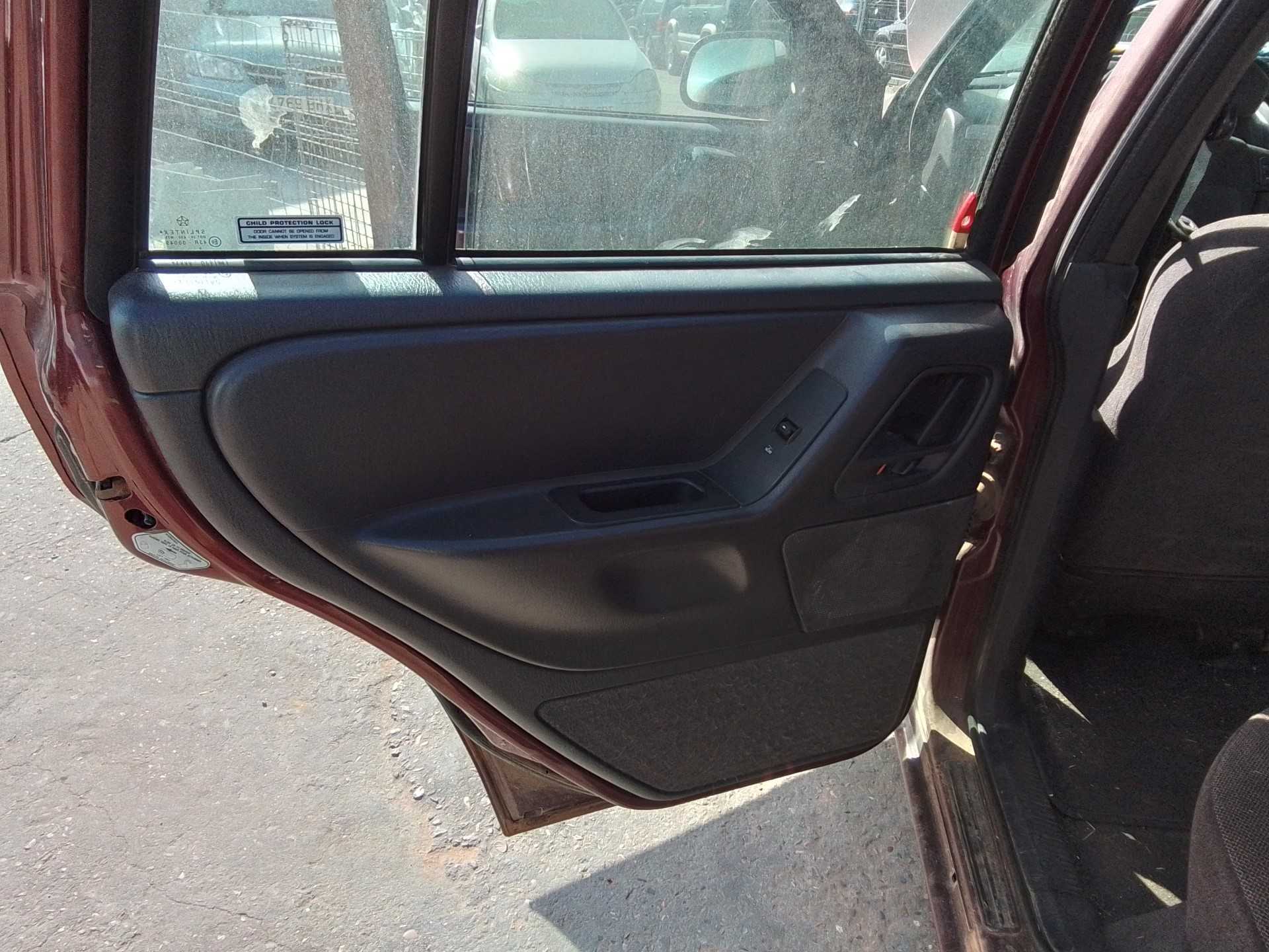 Recambio de guarnecido puerta trasera izquierda para chrysler jeep gr.cherokee (wj/wg) 3.1 td laredo referencia OEM IAM   