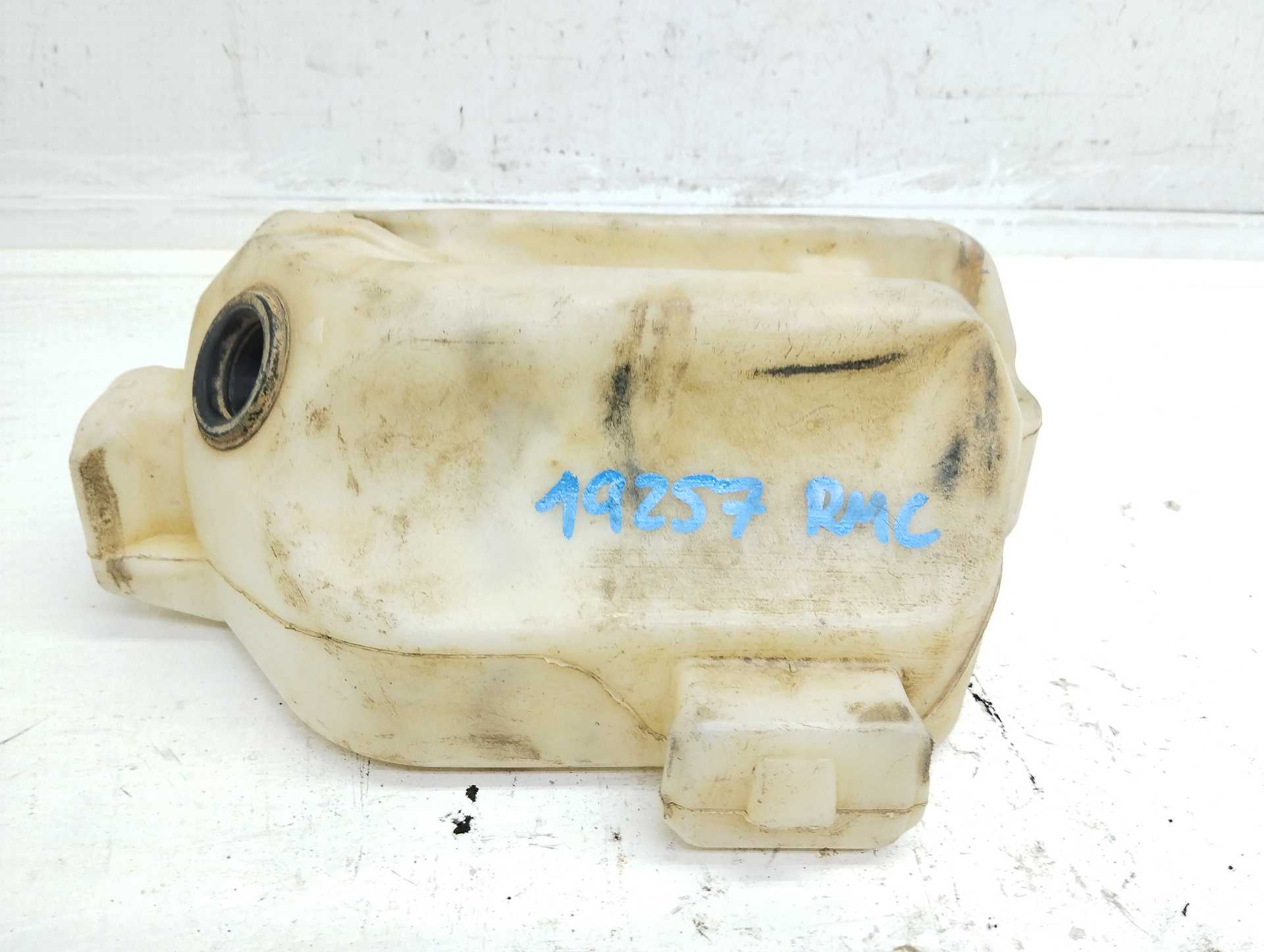 Recambio de deposito limpia para renault kangoo dynamique referencia OEM IAM 8200431474  