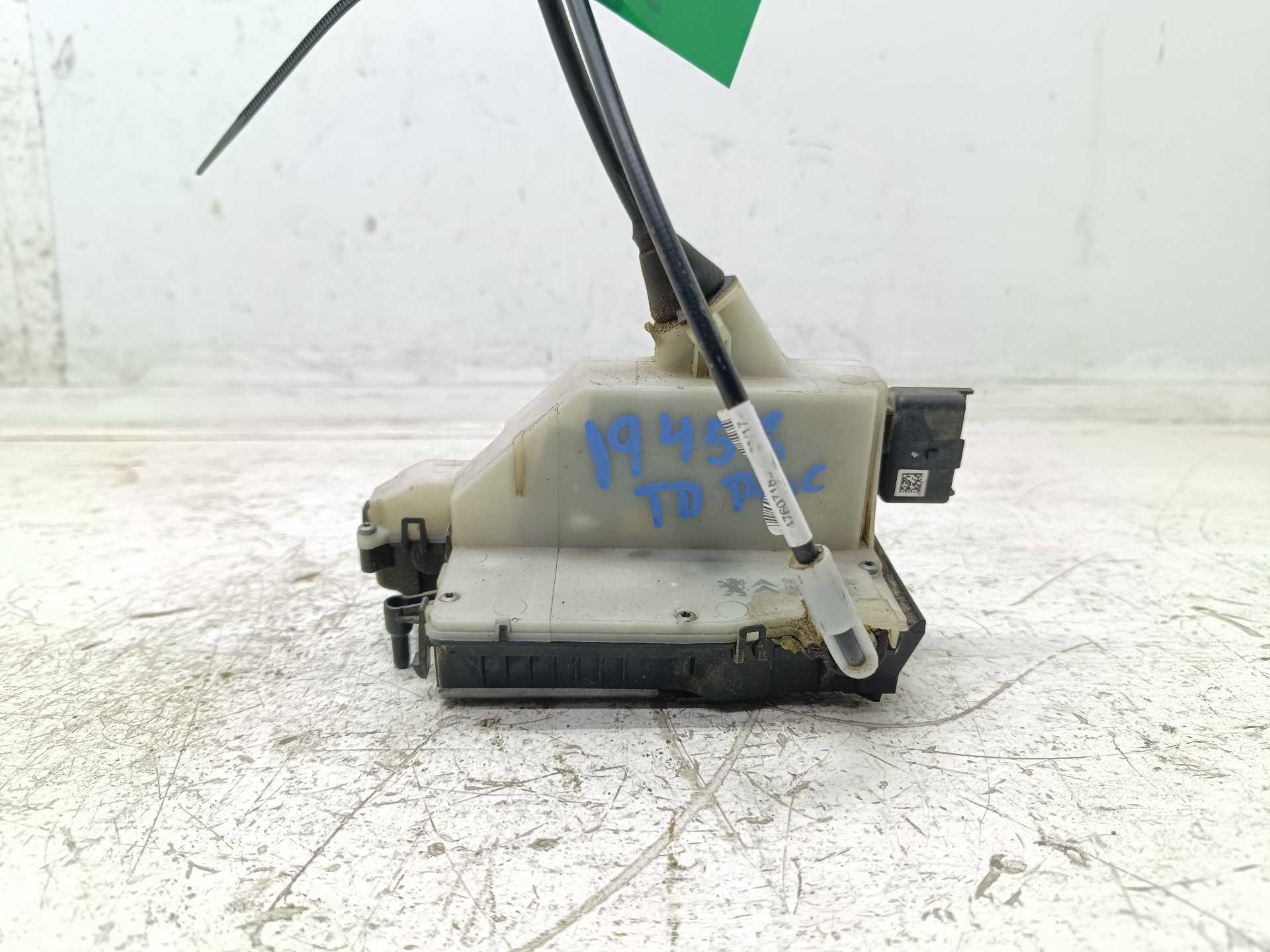 Recambio de cerradura puerta trasera derecha para peugeot 208 style referencia OEM IAM 9812501180  