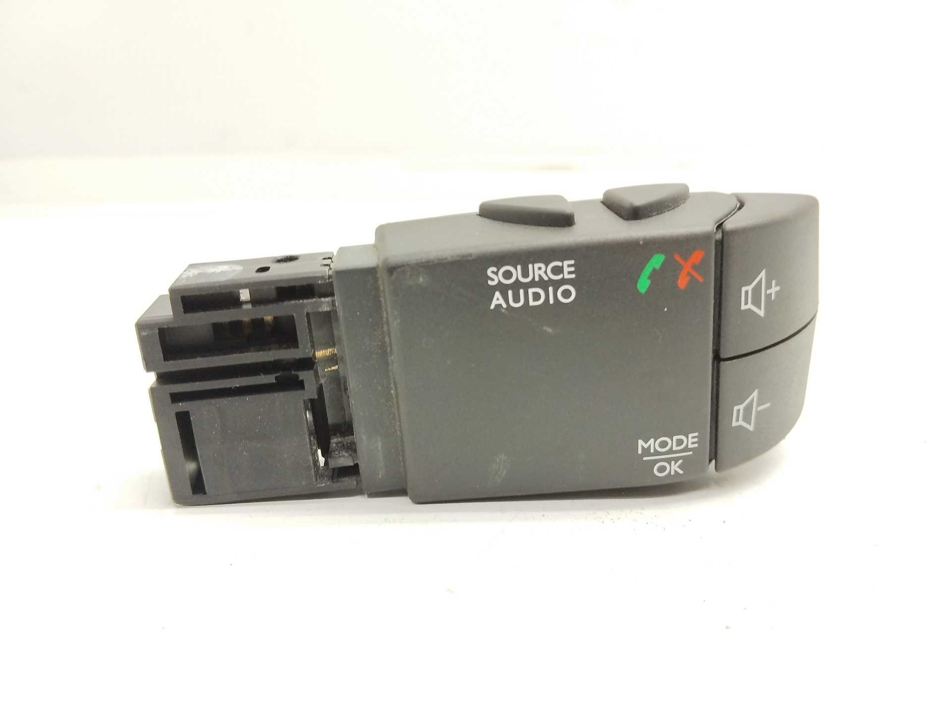 Recambio de mando multifuncion para dacia sandero stepway comfort referencia OEM IAM  8200950420 2163678