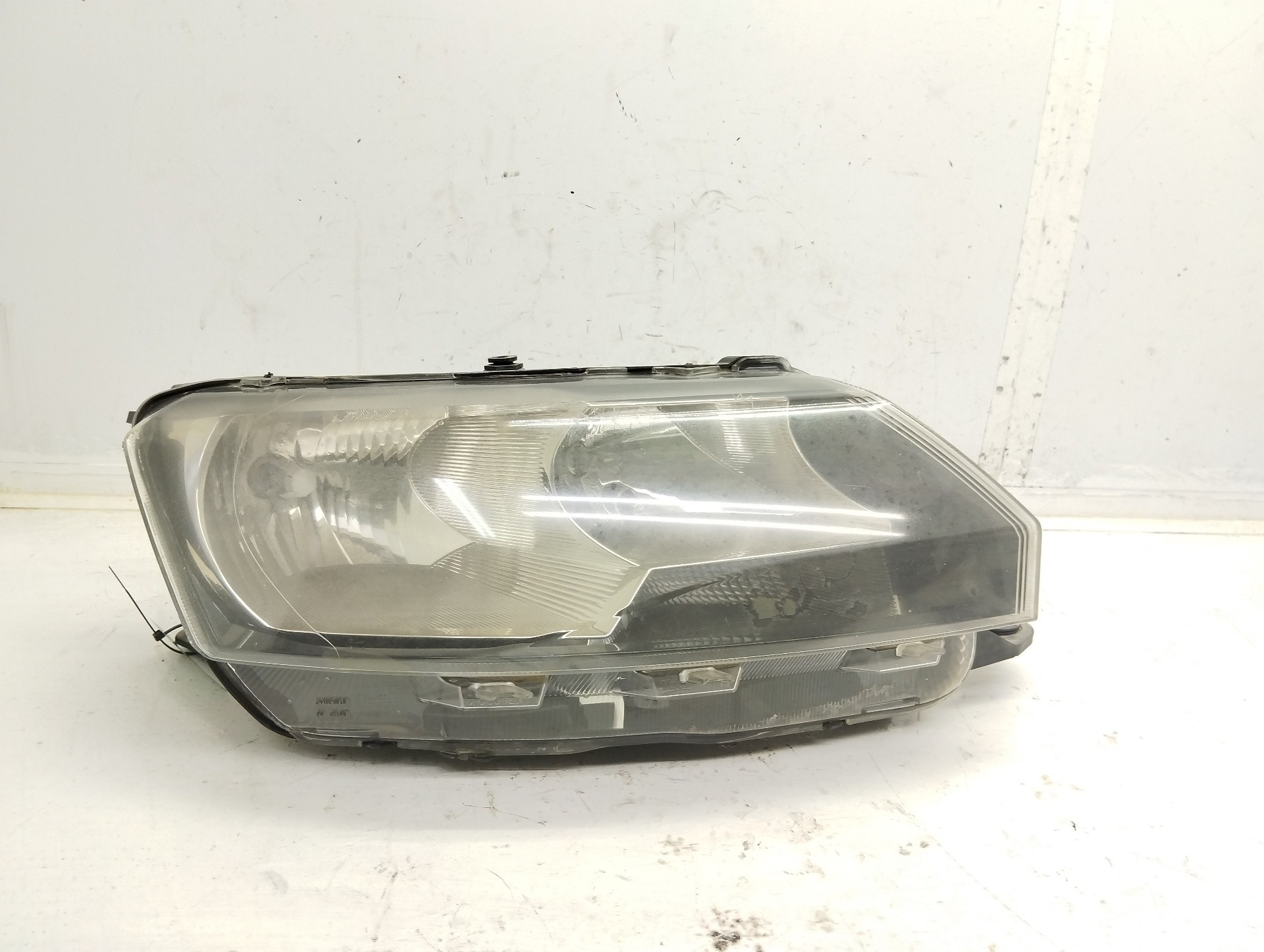 Recambio de faro derecho para skoda rapid 1.6 tdi dpf referencia OEM IAM 5JB941016  