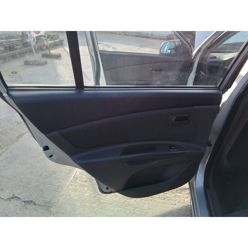 Recambio de guarnecido puerta trasera izquierda para kia rio 1.4 cat referencia OEM IAM   