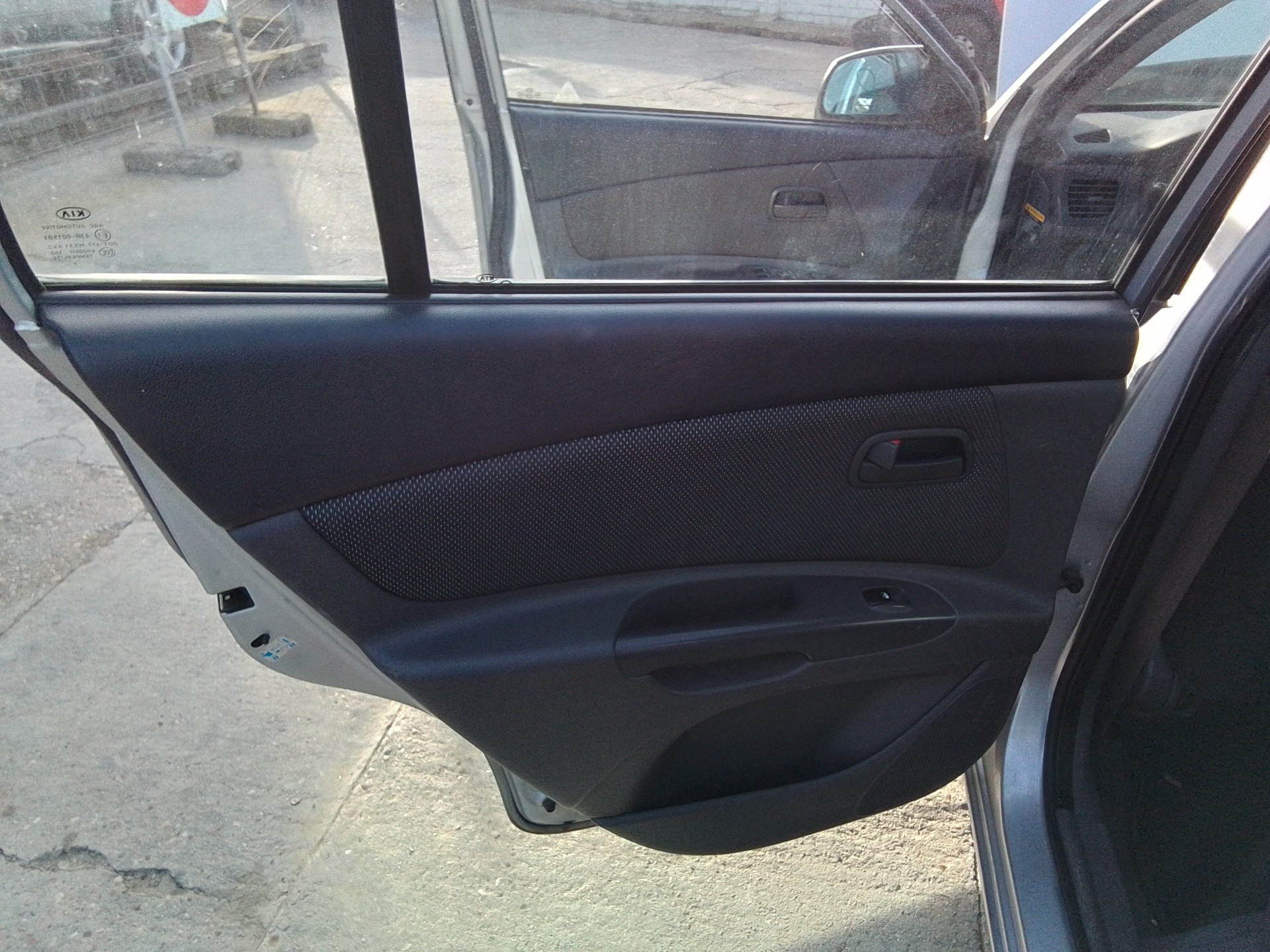 Recambio de guarnecido puerta trasera izquierda para kia rio 1.4 cat referencia OEM IAM   