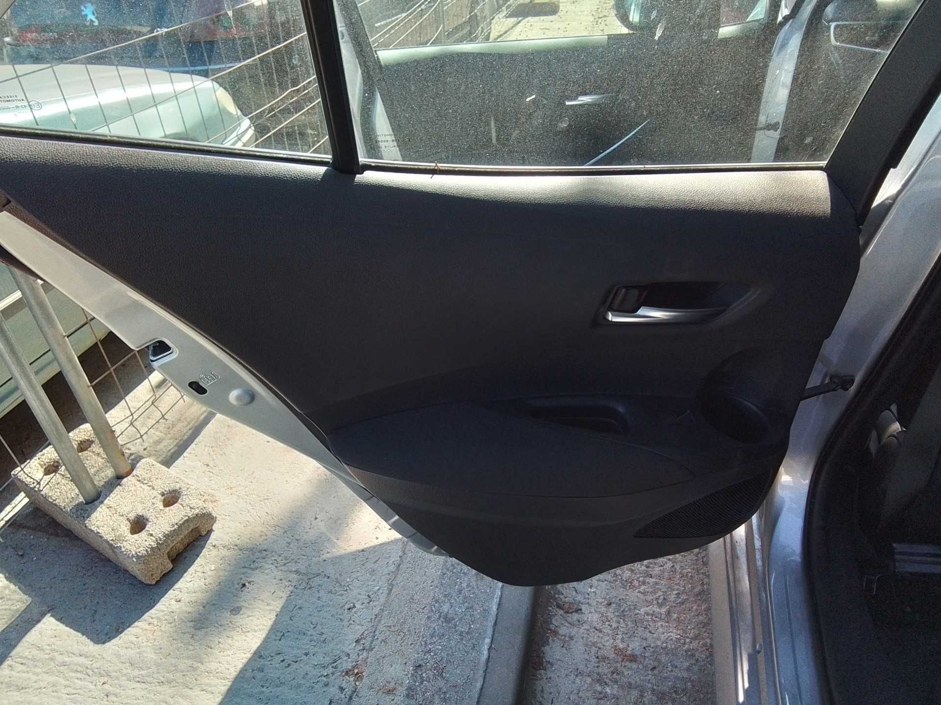 Recambio de guarnecido puerta trasera izquierda para toyota corolla hybrid (e21) 1.8 referencia OEM IAM 6761802240  