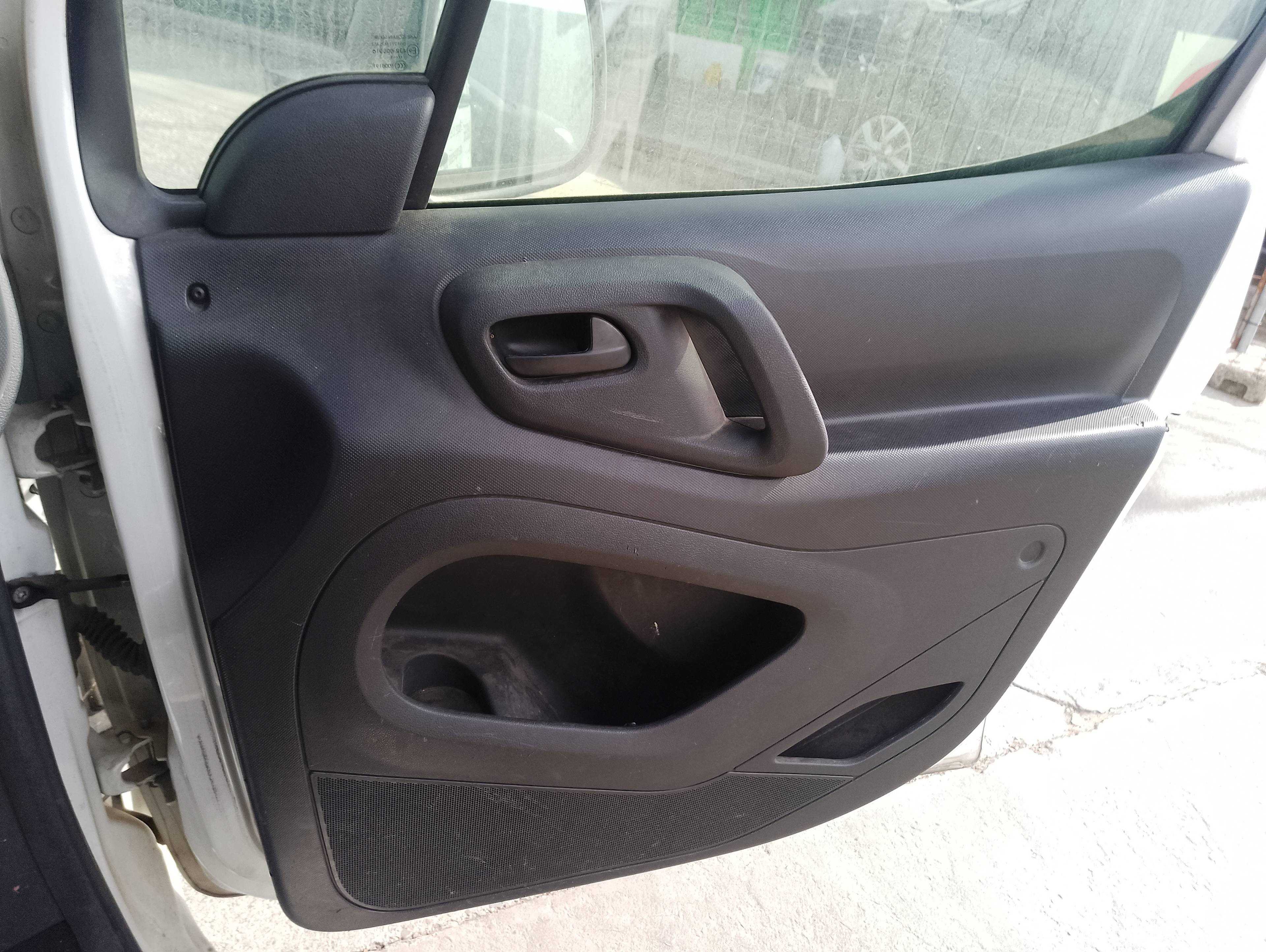 Recambio de guarnecido puerta delantera derecha para citroën berlingo cuadro l1 referencia OEM IAM   