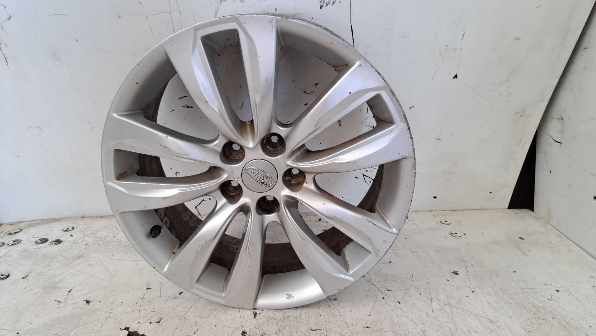 Recambio de llanta para kia sorento active 4wd referencia OEM IAM r18 529101u380 