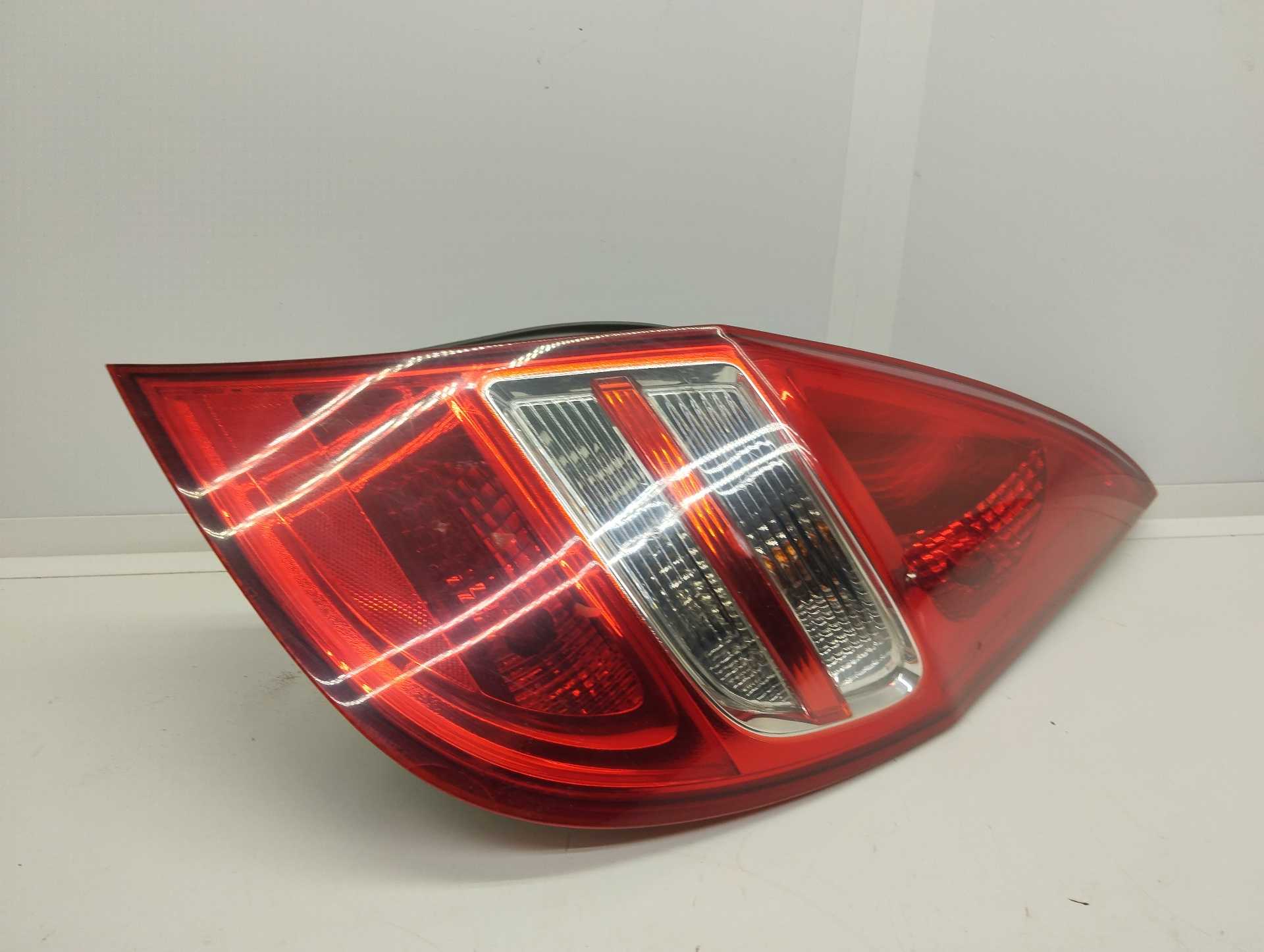 Recambio de piloto trasero derecho para hyundai i30 2.0 crdi cat referencia OEM IAM 924022L0  